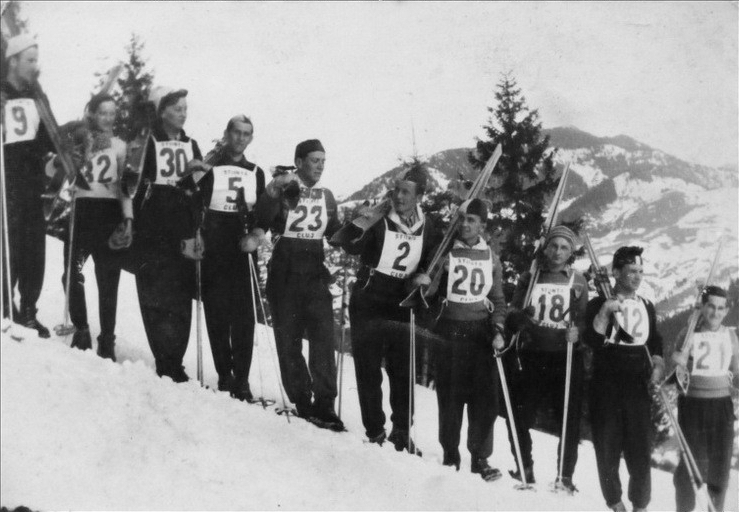 Egy 1955-ös síverseny résztvevőiről készült fotó