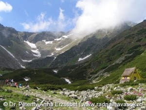 Érkezés a Mosolygó-tó katlanába