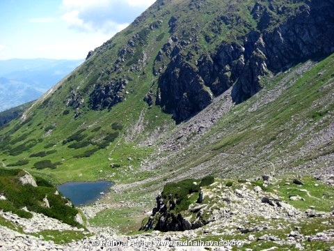 A Mosolygó-tó a Nagy-Pietrosz oldalából