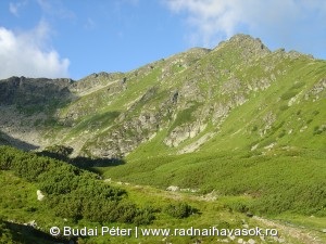 A Nagy-Pietrosz a Mosolygó-tó katlanából