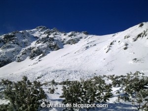 A lavina, mögötte a Nagy-Pietrosz csúcsával